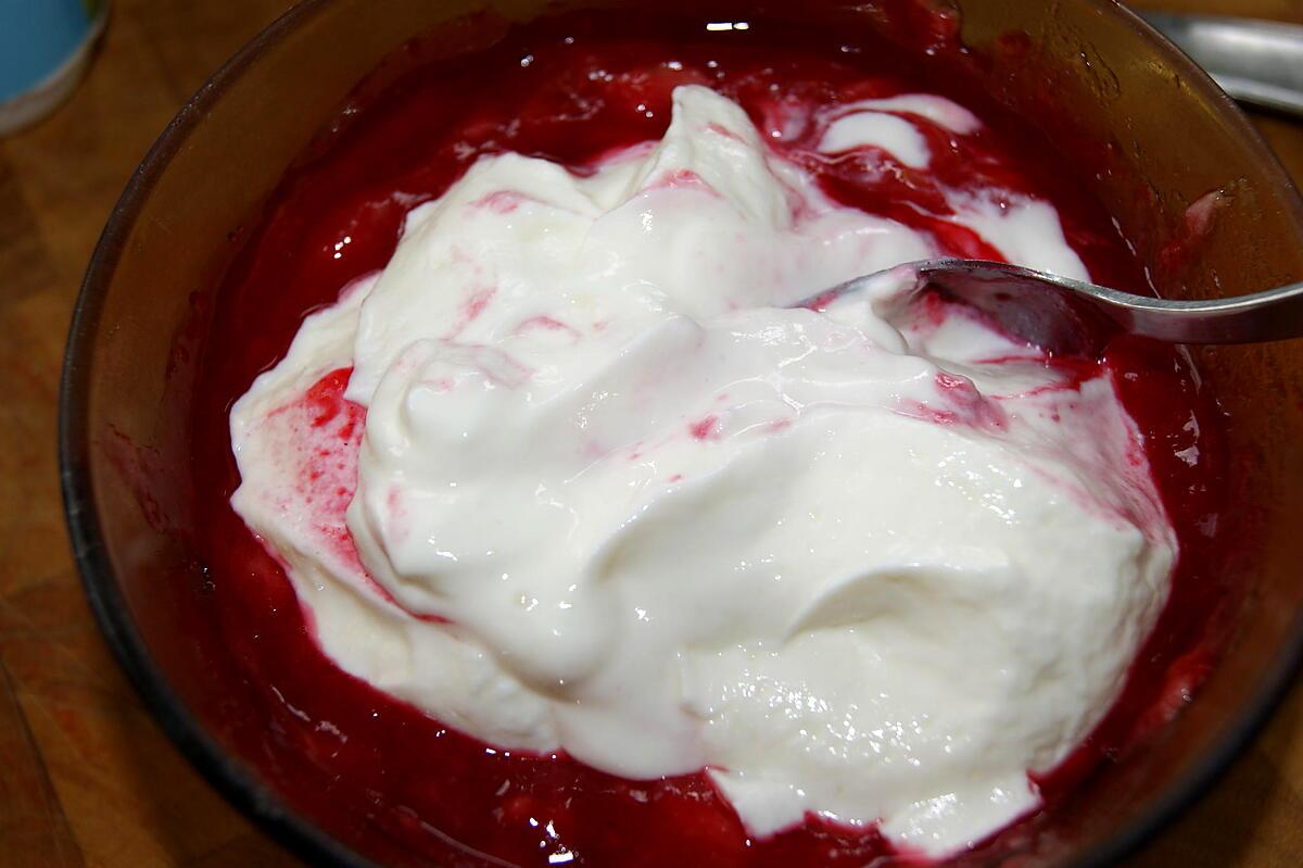 recette Fromage blanc à la banane,coulis de framboises et coulis de caramel beurre salé