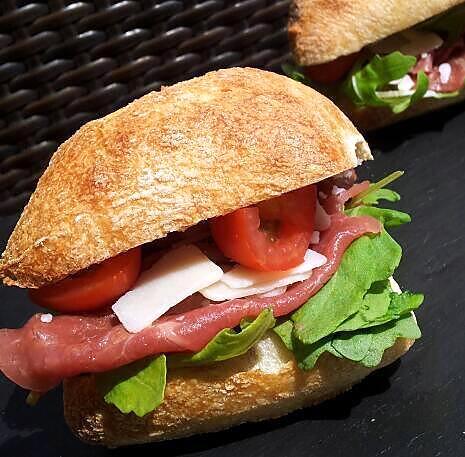 recette Sandwichs ciabatta roquette carpaccio de boeuf-parmesan