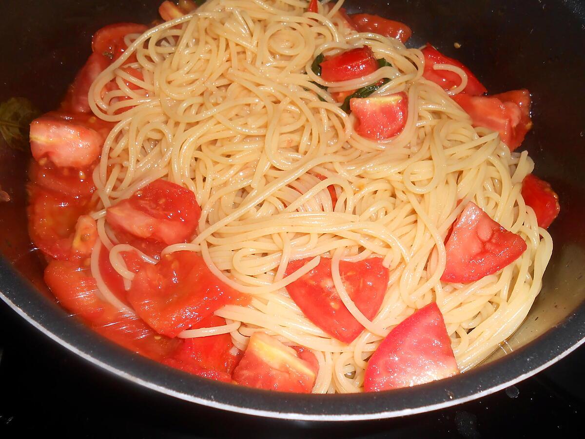 recette SPAGHETTI "EXPRESS" TOMATE MOZZARELLA BASILIC