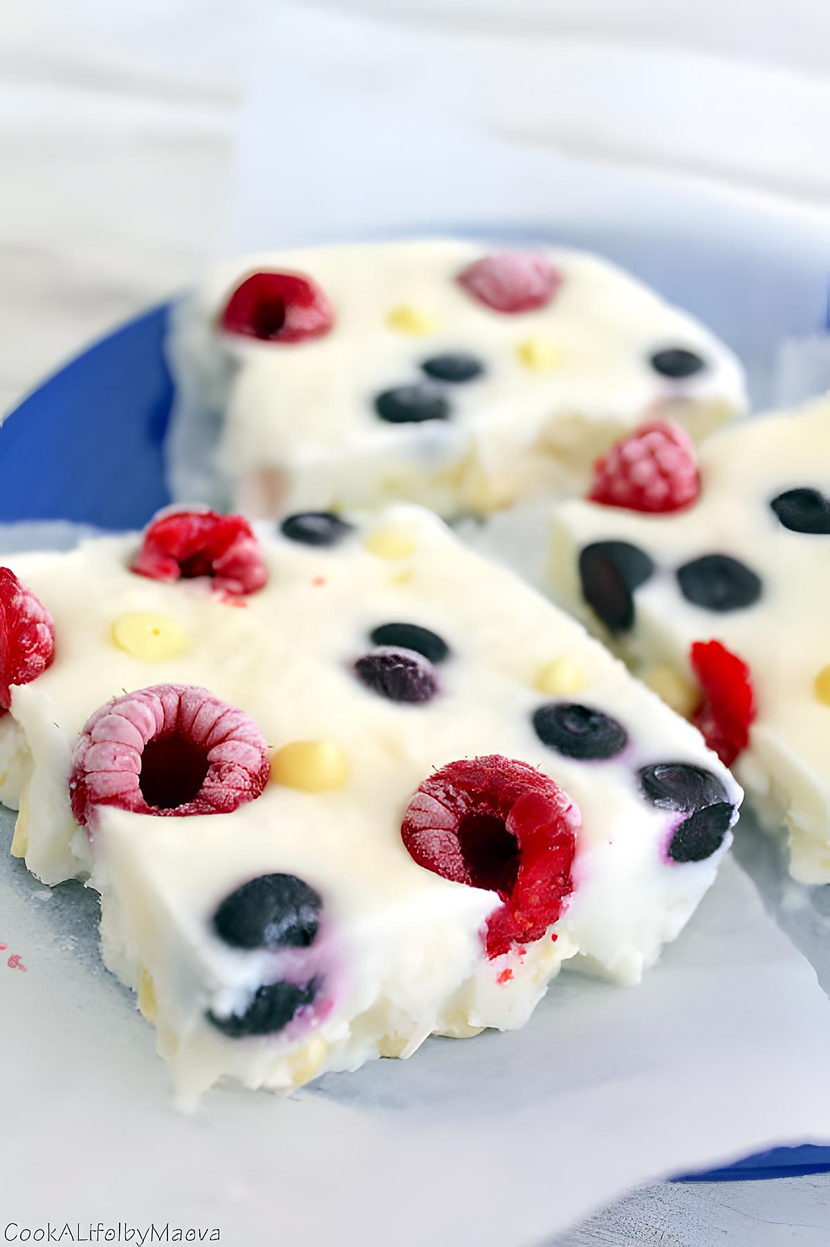 recette Plaque de yaourt glacé aux framboises, myrtilles et pépites de chocolat blanc