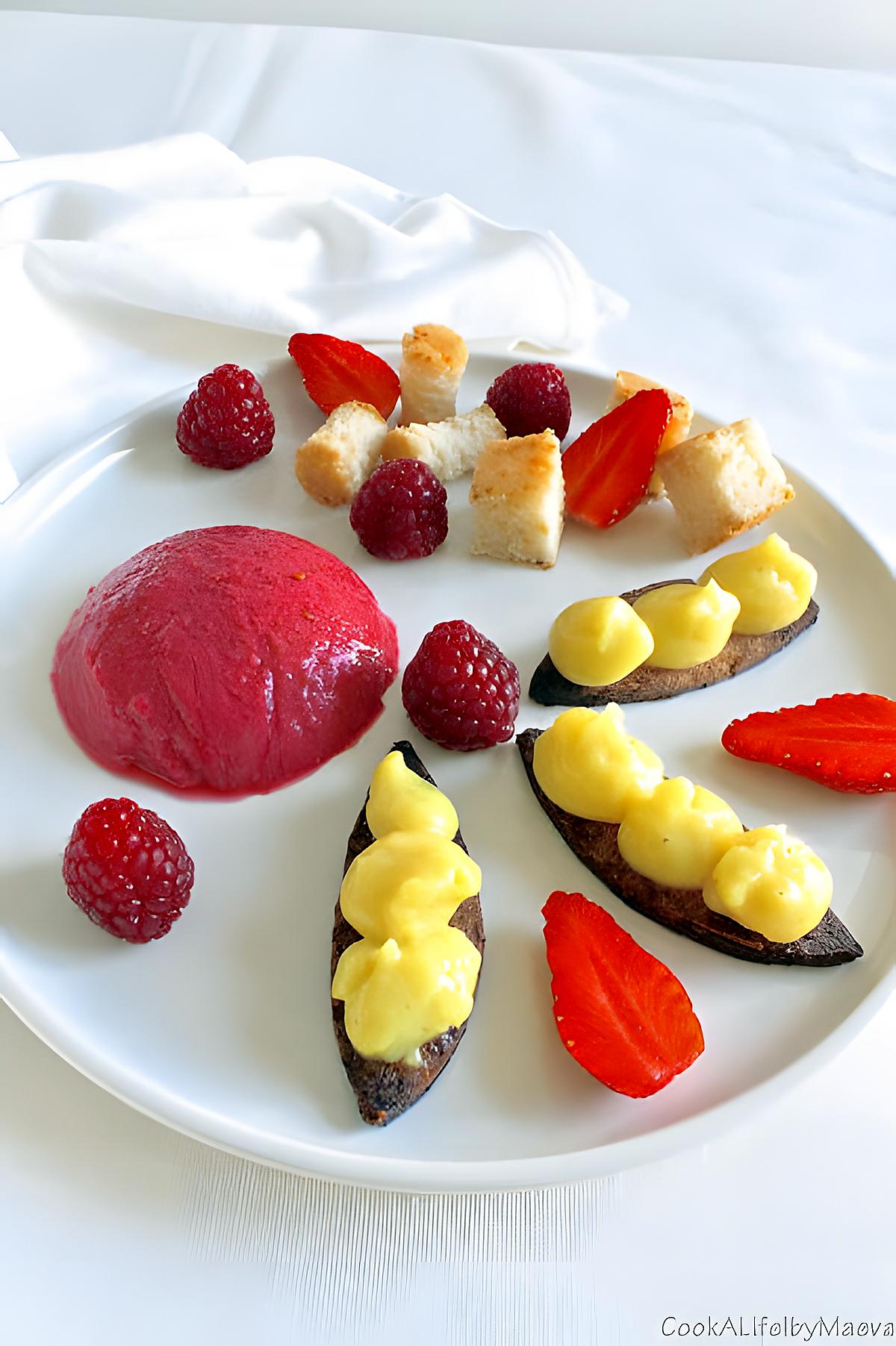 recette Dessert "géométrique", variations de textures : mousse, crème pâtissière, génoise, fraises et framboises
