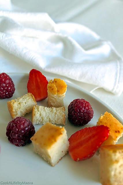 recette Dessert "géométrique", variations de textures : mousse, crème pâtissière, génoise, fraises et framboises