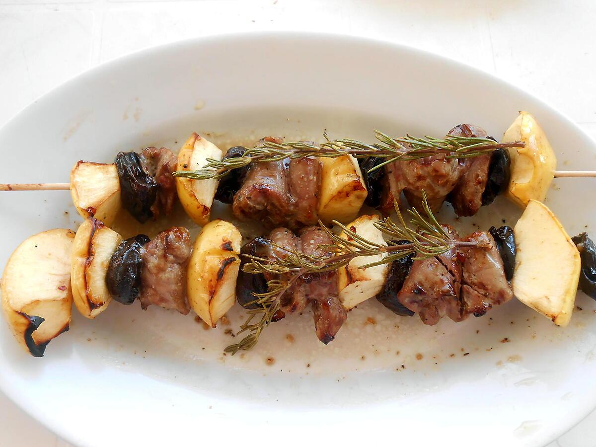 recette BROCHETTES D'AIGUILLETTES DE CANARD POMME PRUNEAUX