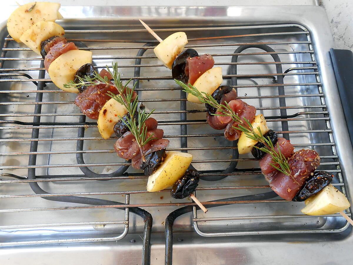 recette BROCHETTES D'AIGUILLETTES DE CANARD POMME PRUNEAUX