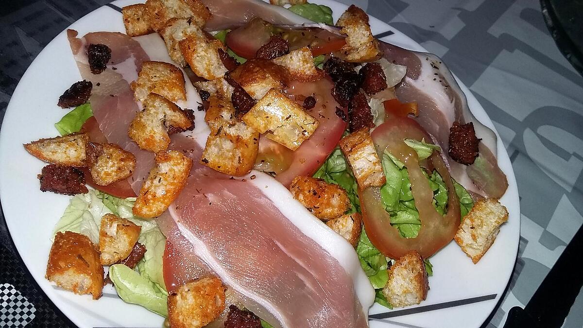 recette Salade au jambon cru et aux croûtons au chorizo