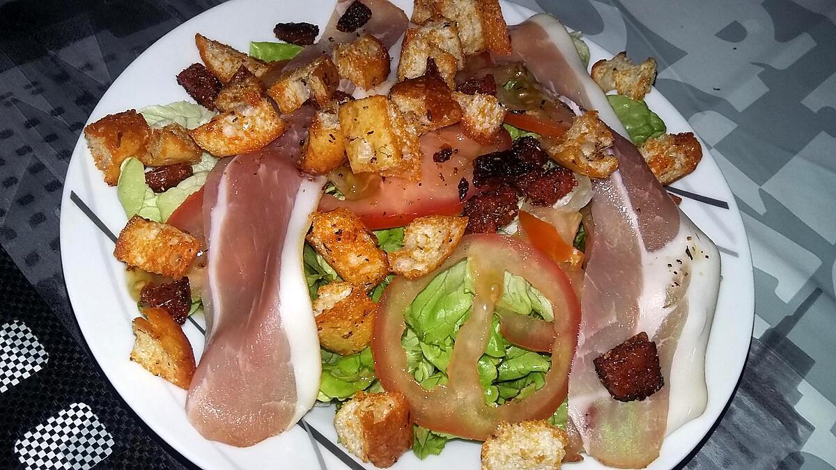 recette Salade au jambon cru et aux croûtons au chorizo