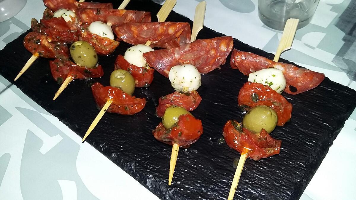 recette Tapas brochettes de chorizo mozzarella tomates confites