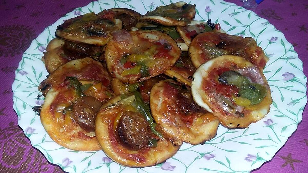 recette Pizzettes apéritives au chorizo, poivrons, mozzarella