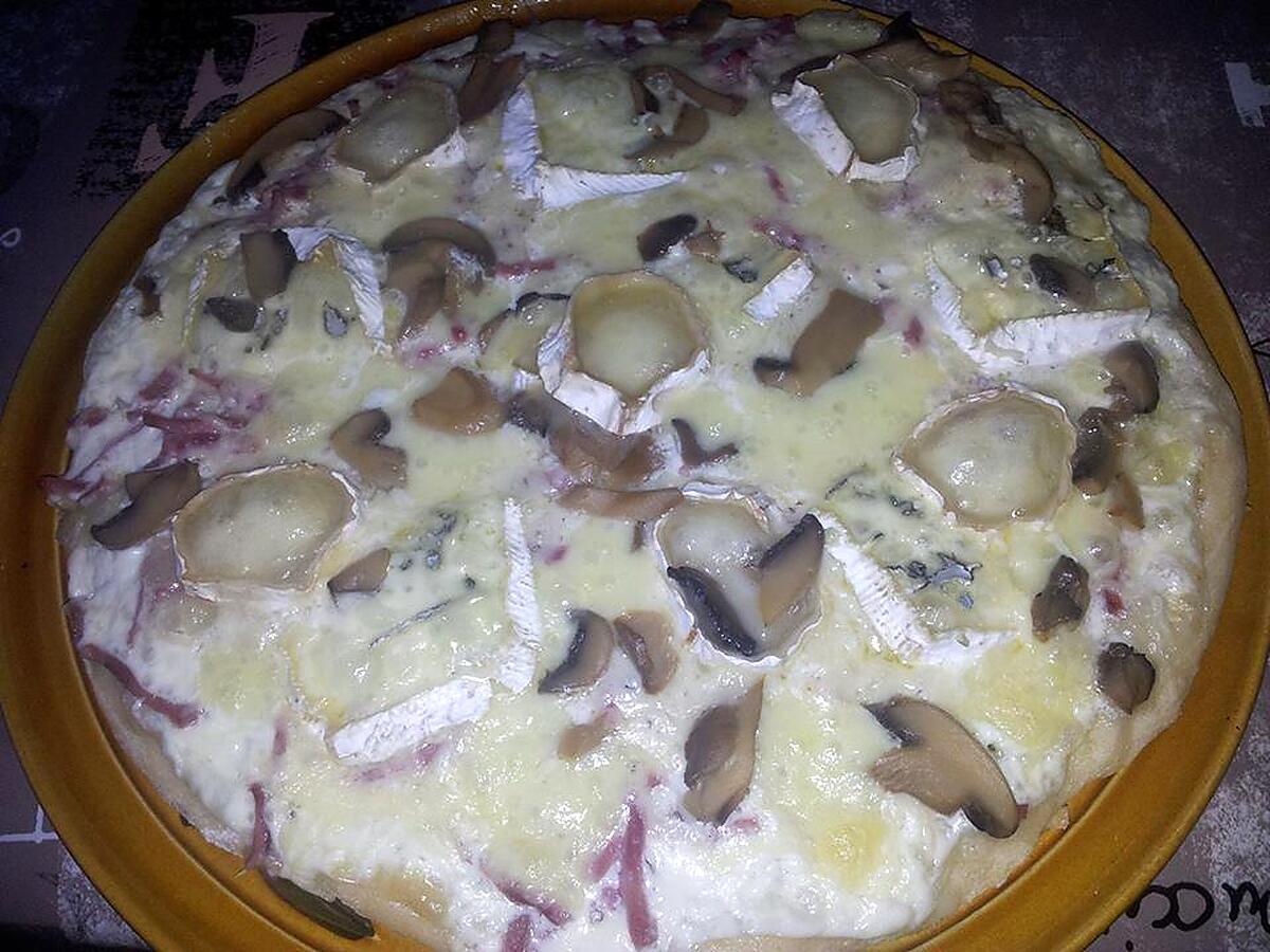 recette Pizza au jambon-champignons 4 fromages
