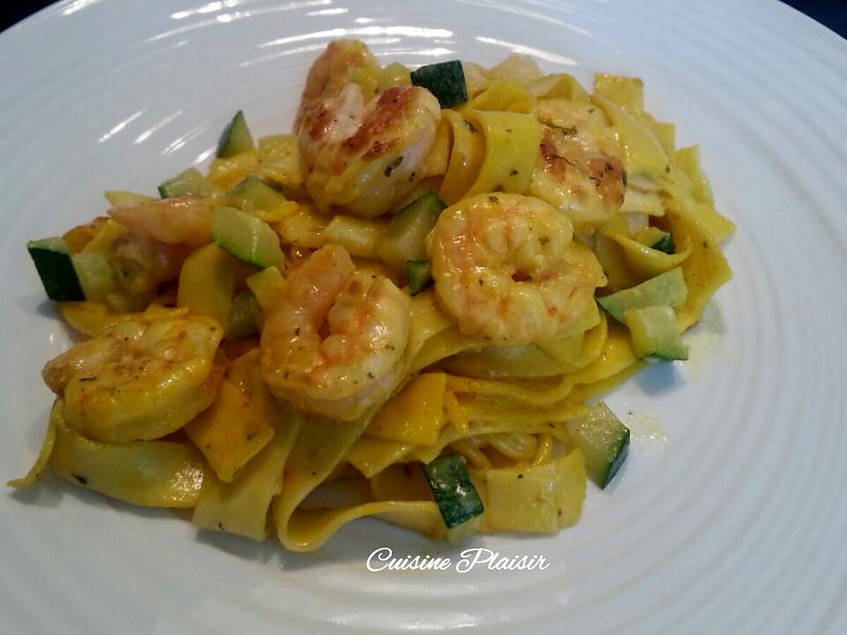 recette Pâtes safranées aux crevettes grises et dés de courgette / aux scampi