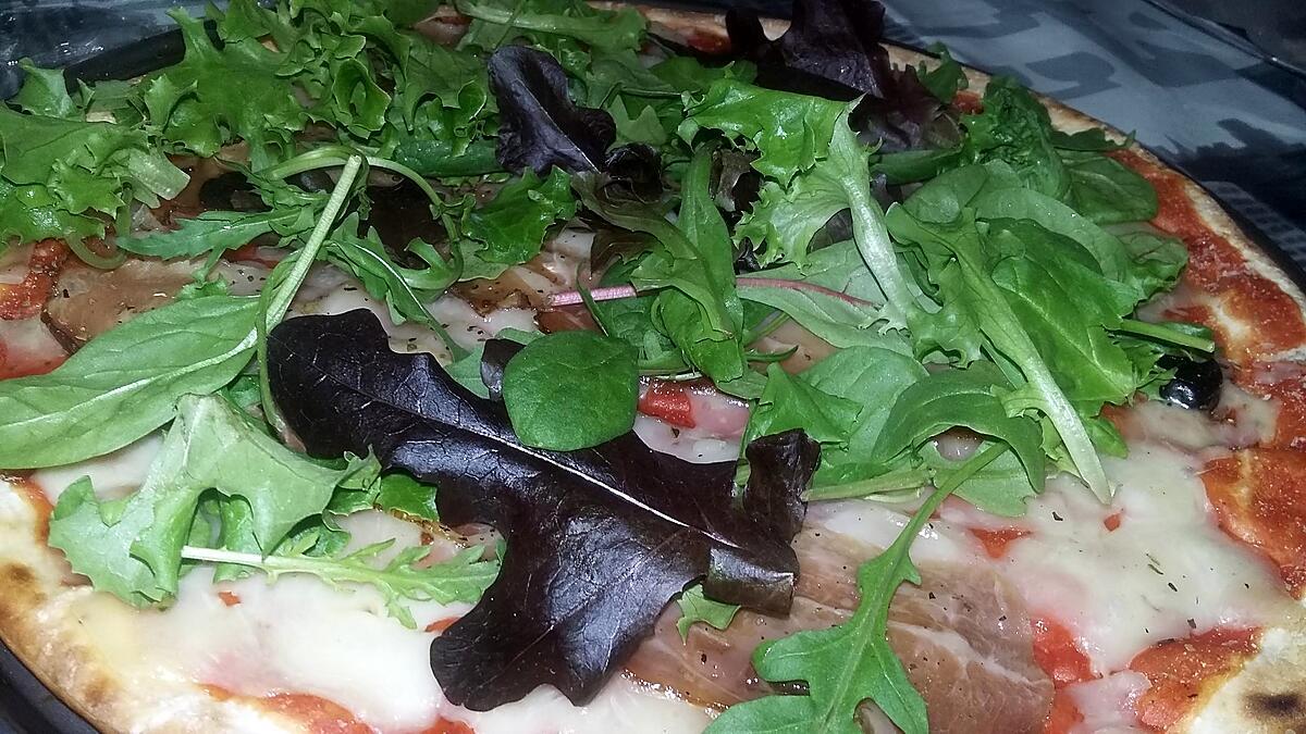 recette Pizza a l'italienne au jambon cru et a la salade