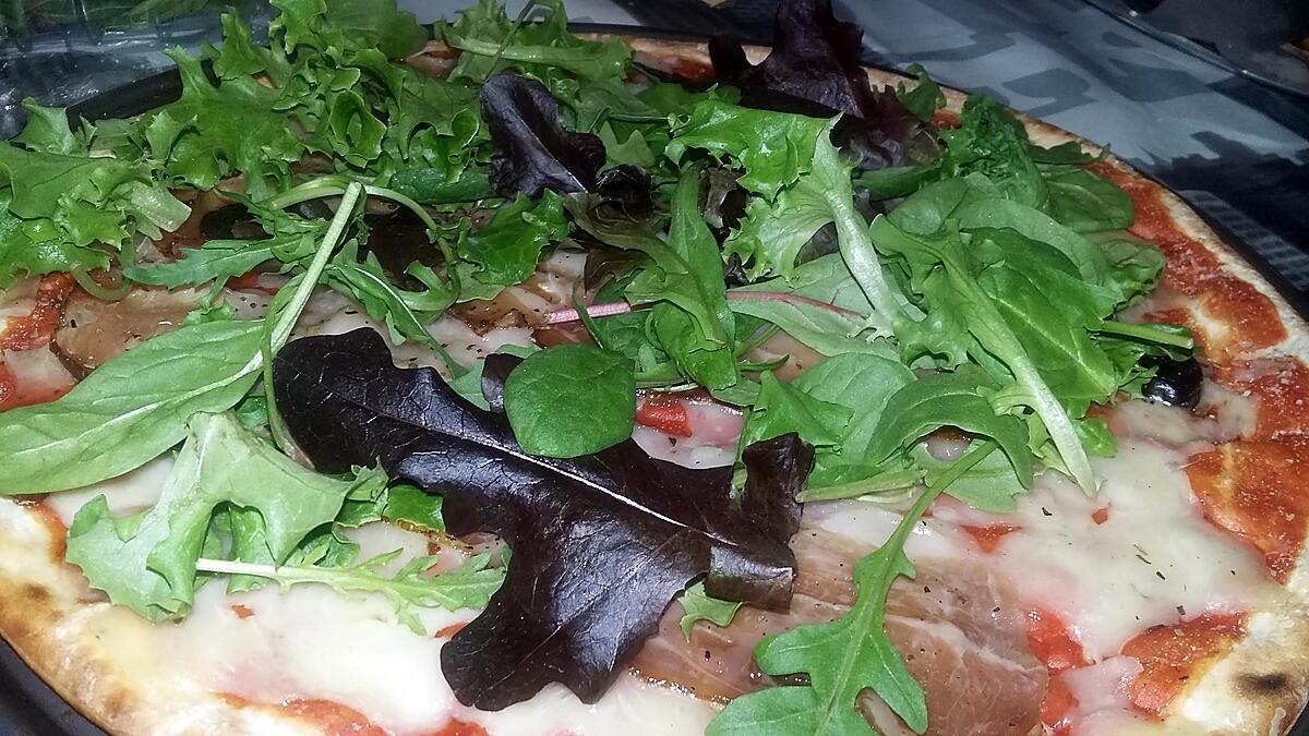 recette Pizza a l'italienne au jambon cru et a la salade