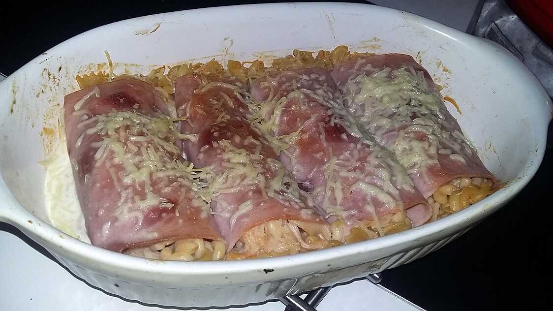 Recette de Roulé de pâte au jambon a la crème et aux champignons