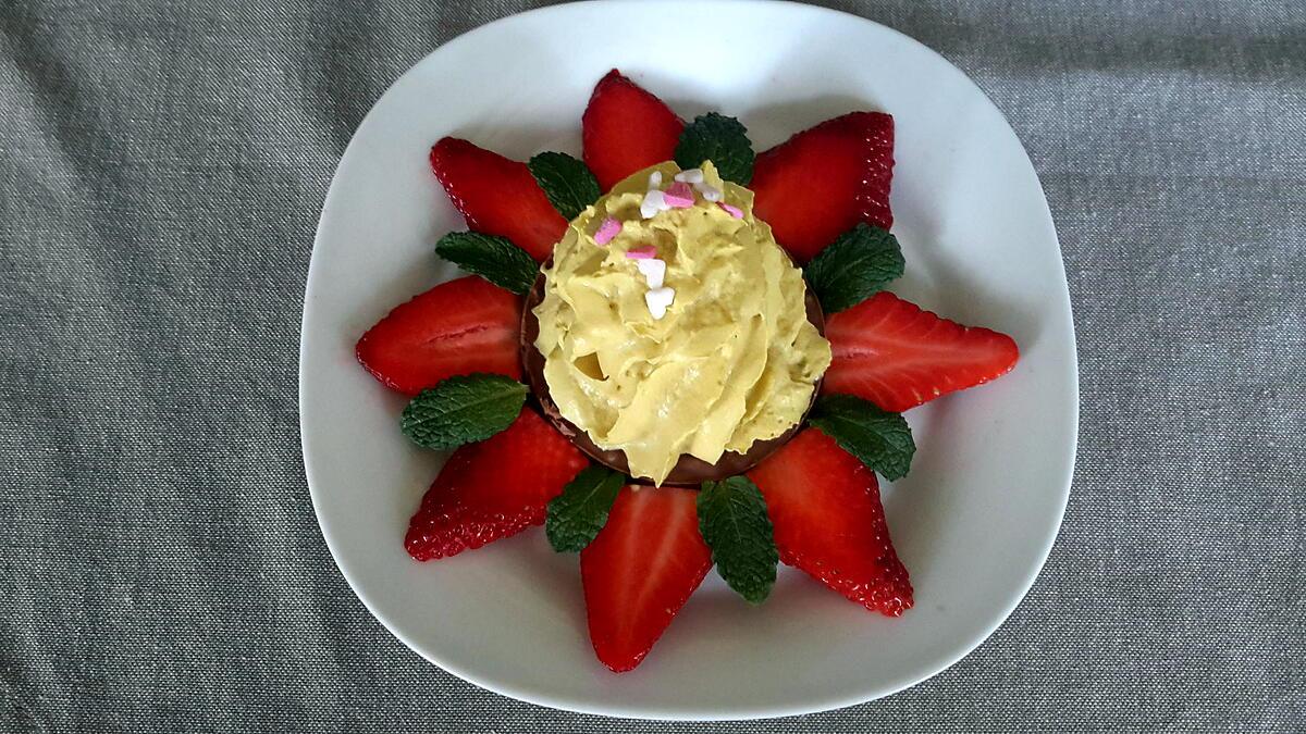 recette Croustillant praliné, chantilly pistache et sa fleur de fraises