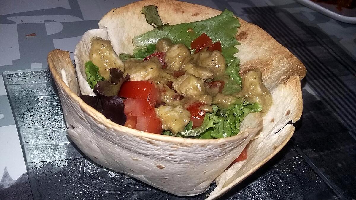 recette Salade de blancs de dinde au lait de coco, curry vert et citronnelle dans son saladier wrap