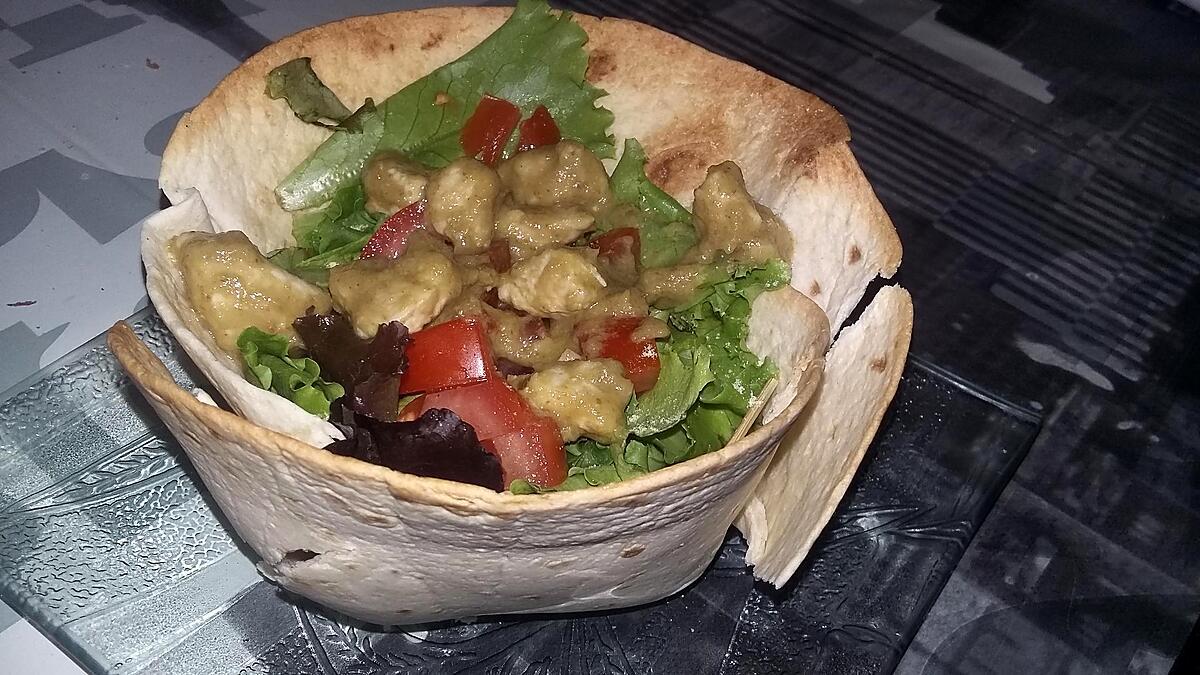 recette Salade de blancs de dinde au lait de coco, curry vert et citronnelle dans son saladier wrap