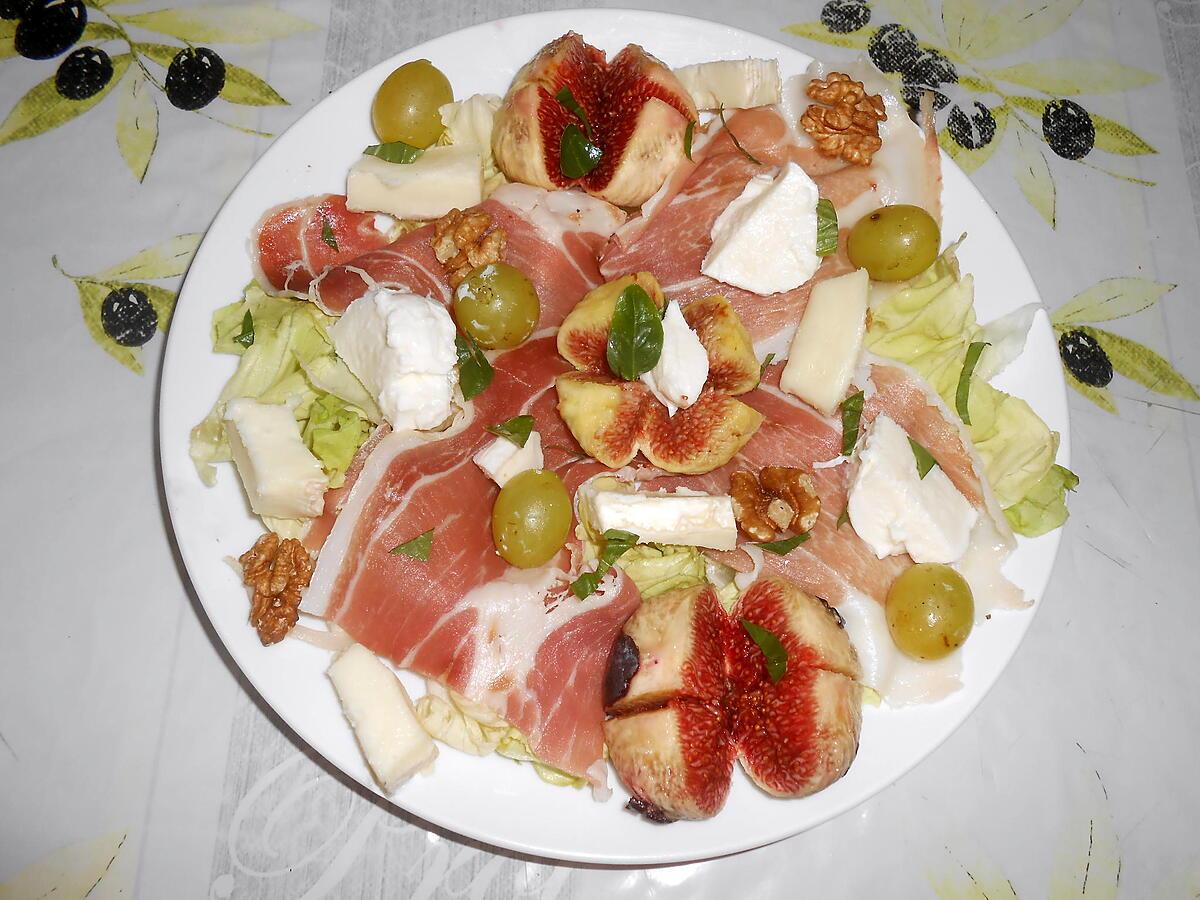 recette SALADE FIGUES AUX DEUX FROMAGES ET JAMBON DE PARMA