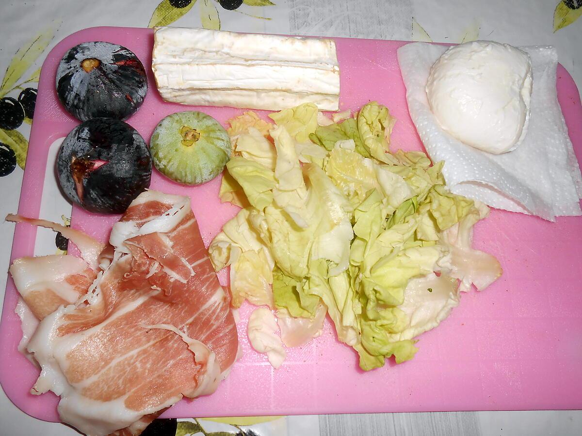 recette SALADE FIGUES AUX DEUX FROMAGES ET JAMBON DE PARMA