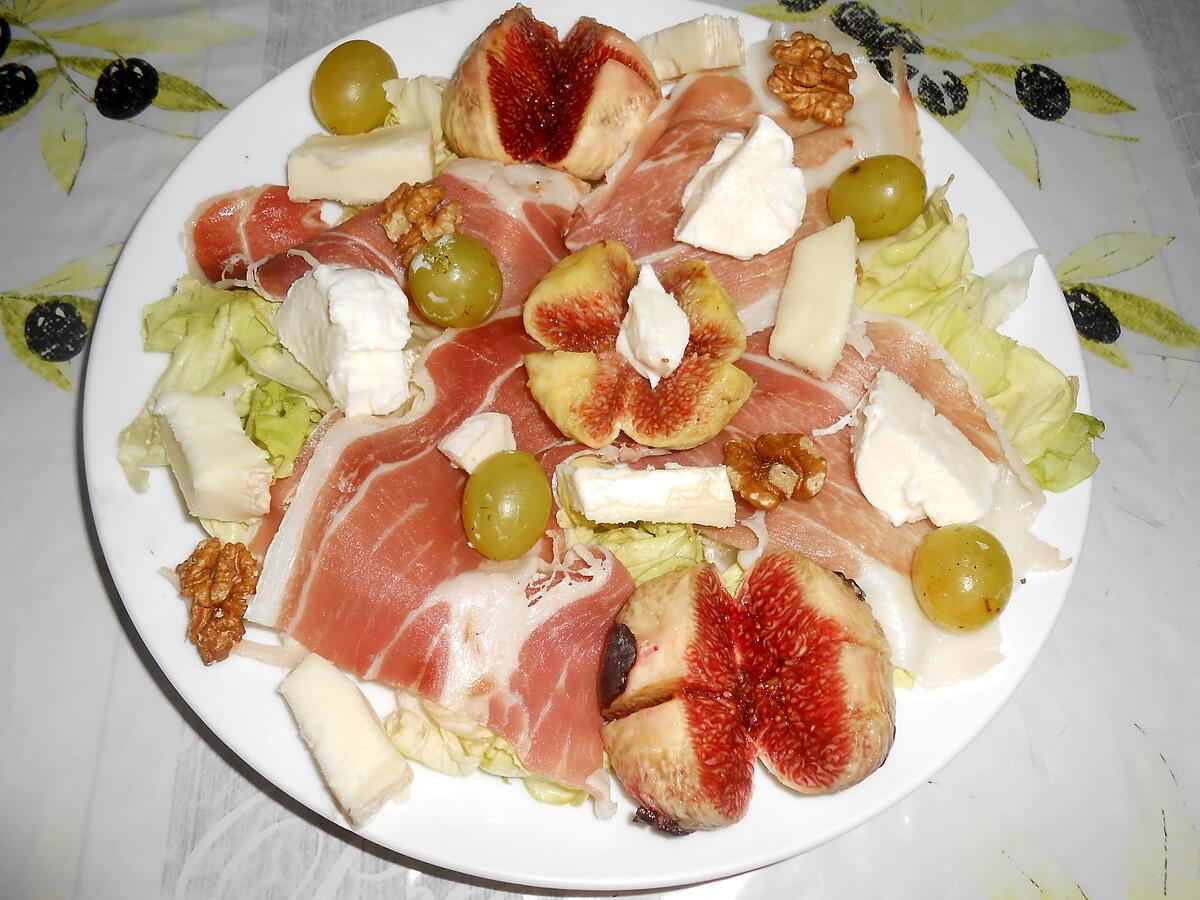 recette SALADE FIGUES AUX DEUX FROMAGES ET JAMBON DE PARMA