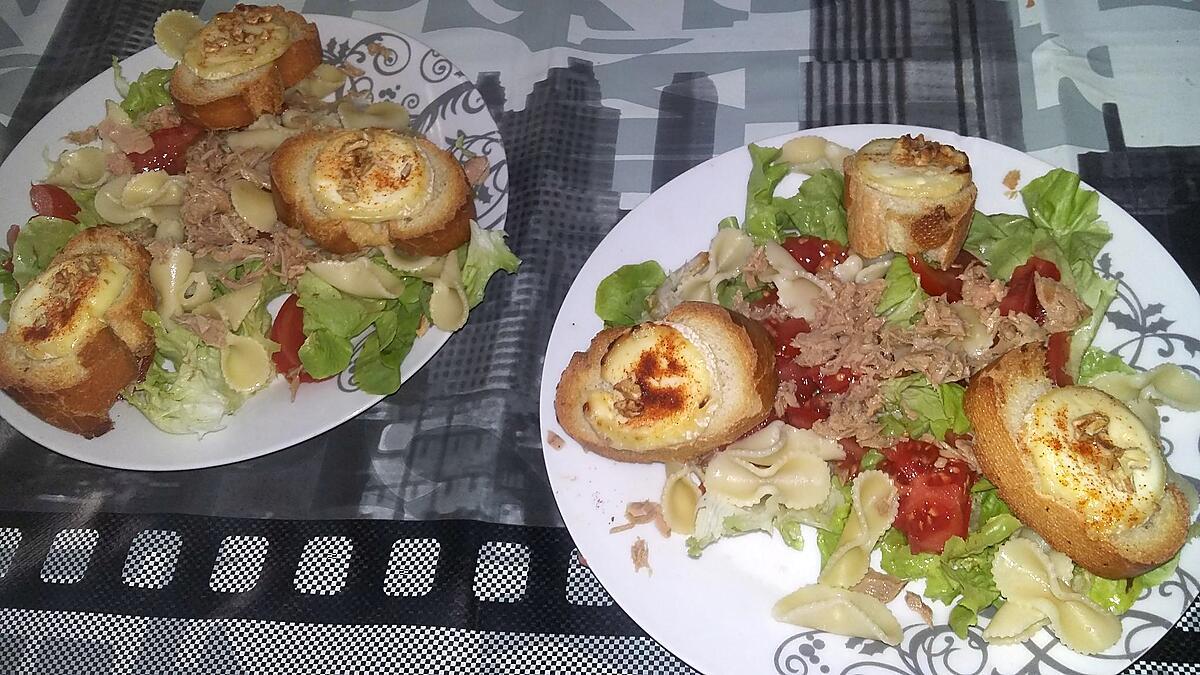 recette Salade aux tartines de chèvres chaud, miel, noix et piment d’Espelette