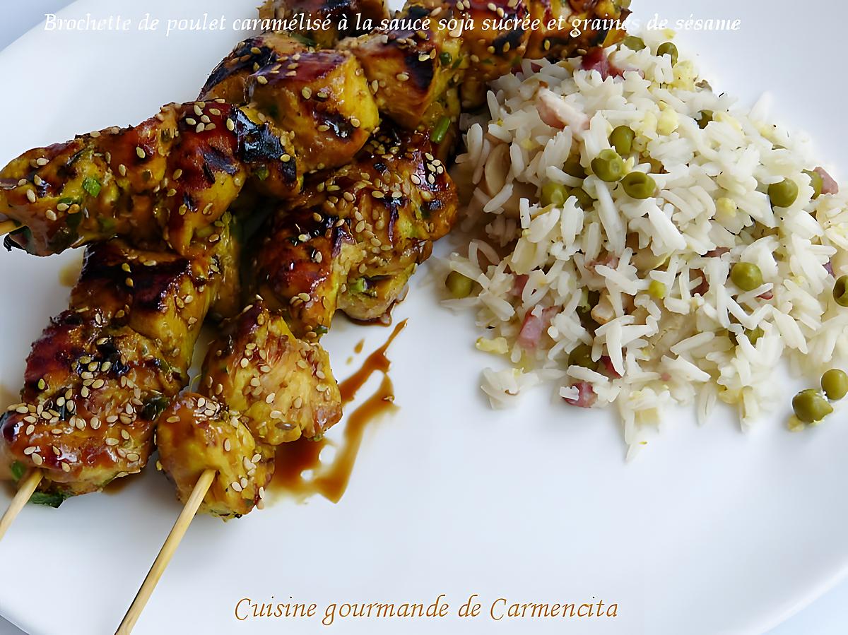 recette Brochette de poulet caramélisé à la sauce soja sucrée et graines de sésame