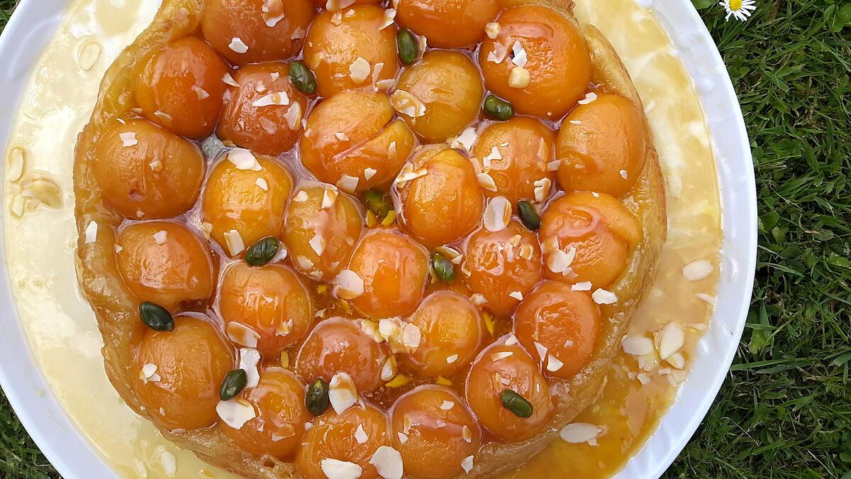 recette Tarte tatin à l'abricot, caramel beurre salé et ses éclats d'amandes et pistaches