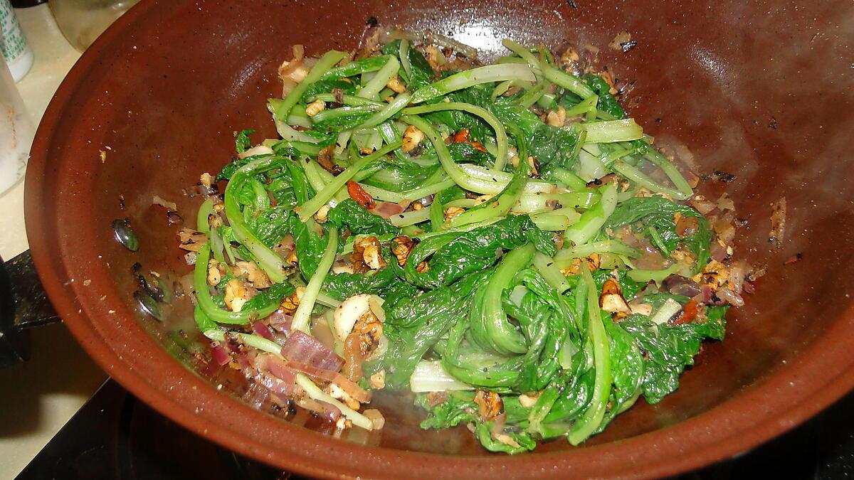 recette Légumes-feuilles aux noix et aux airelles