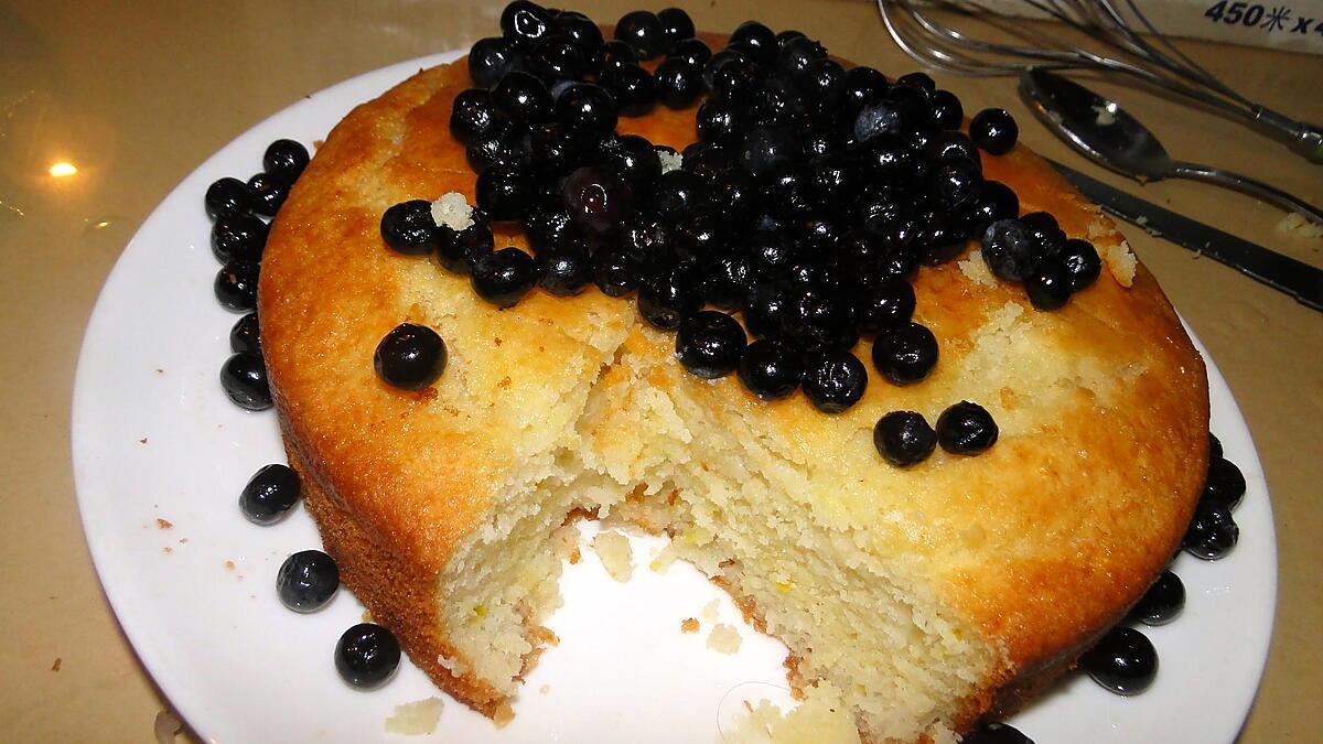 recette Gâteau au yaourt, amandes, eau de rose et myrtilles