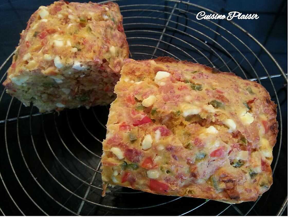 Recette de Cake salé aux poivrons, tomates séchées, lardons fumés et feta