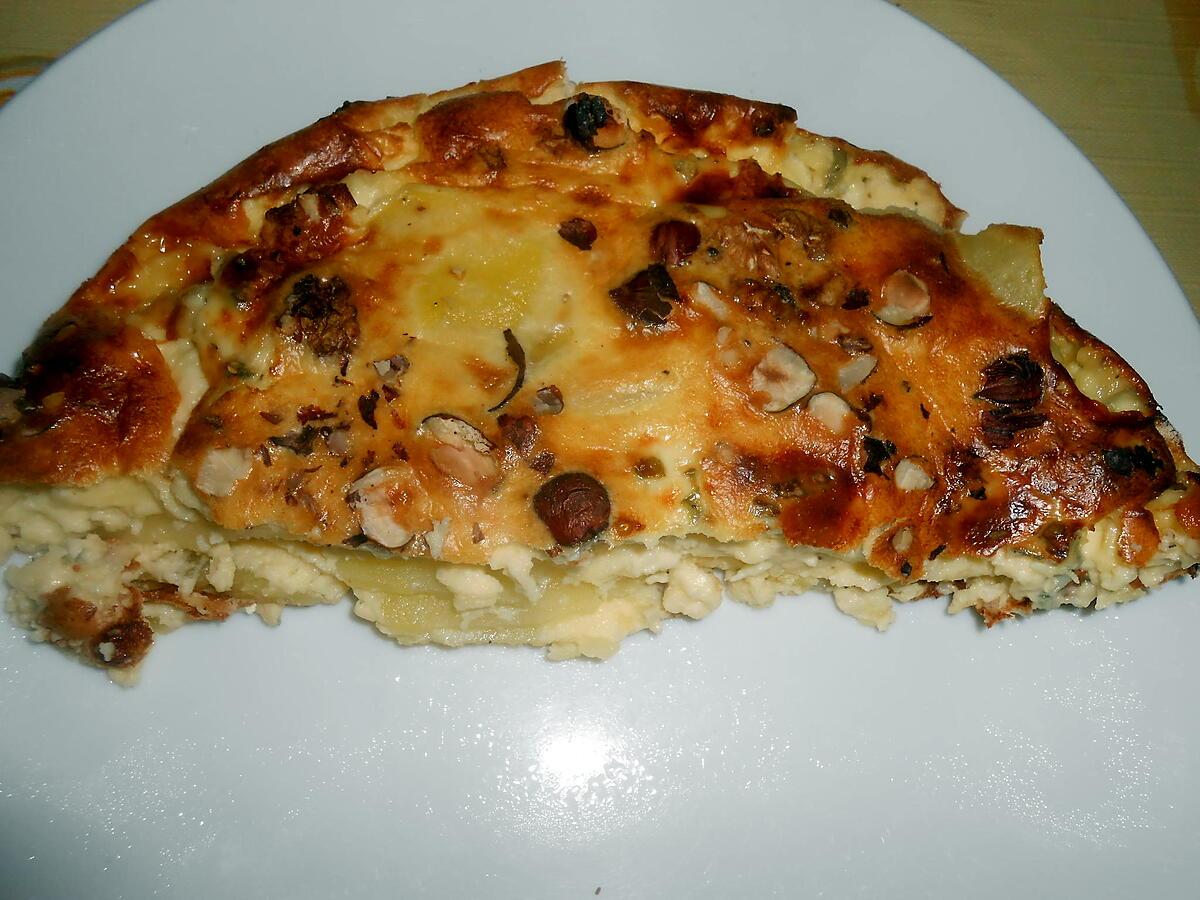 recette QUICHE SANS PATE AUX POMMES DE TERRE ET BLEU NOIX ET NOISETTES