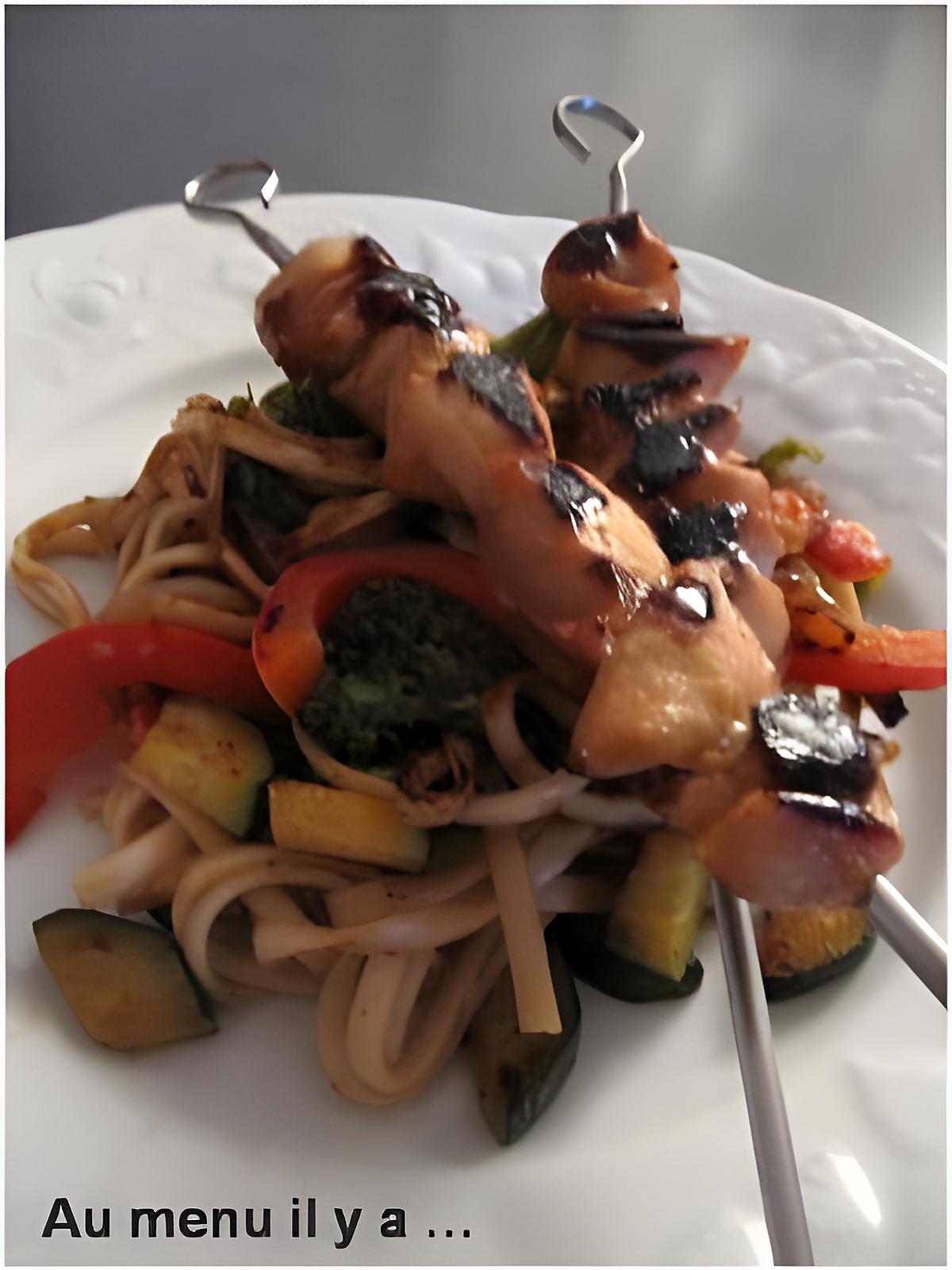 recette Brochettes de poulet yakitori sur son lit de udon et légumes sautés