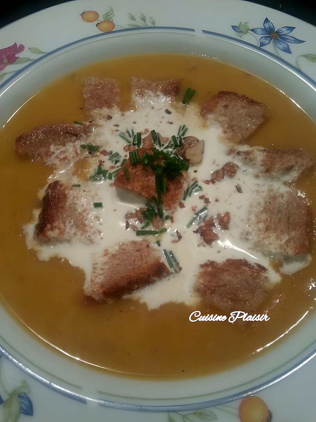 recette Velouté de courge butternut aux châtaignes, noix et croûtons.