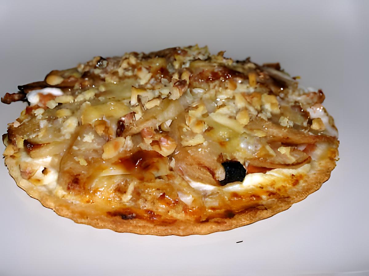 recette Tarte fine au chèvre, poires, gorgonzola et éclats de noix