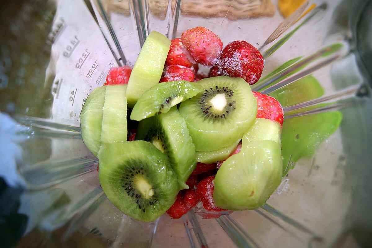 recette Smoothie Bananes.poires.fraises, kiwis (et déco table anniversaire et pliage de serviette)