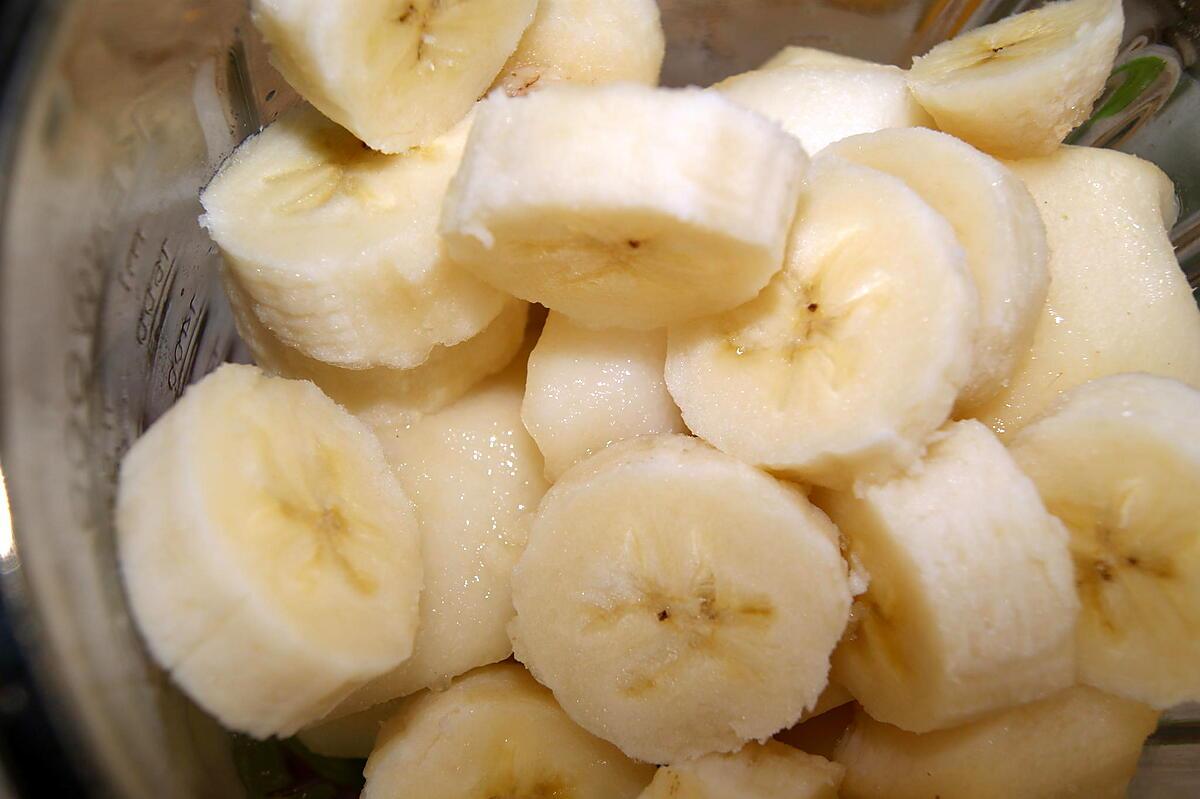 recette Smoothie Bananes.poires.fraises, kiwis (et déco table anniversaire et pliage de serviette)