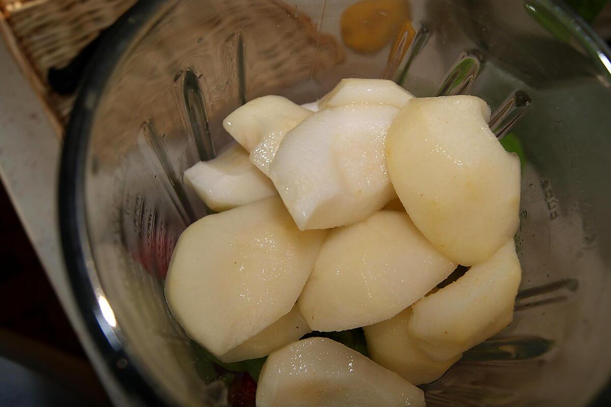 recette Smoothie Bananes.poires.fraises, kiwis (et déco table anniversaire et pliage de serviette)