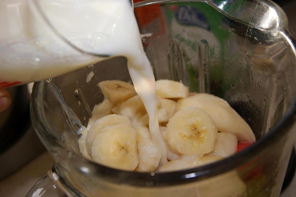 recette Smoothie Bananes.poires.fraises, kiwis (et déco table anniversaire et pliage de serviette)