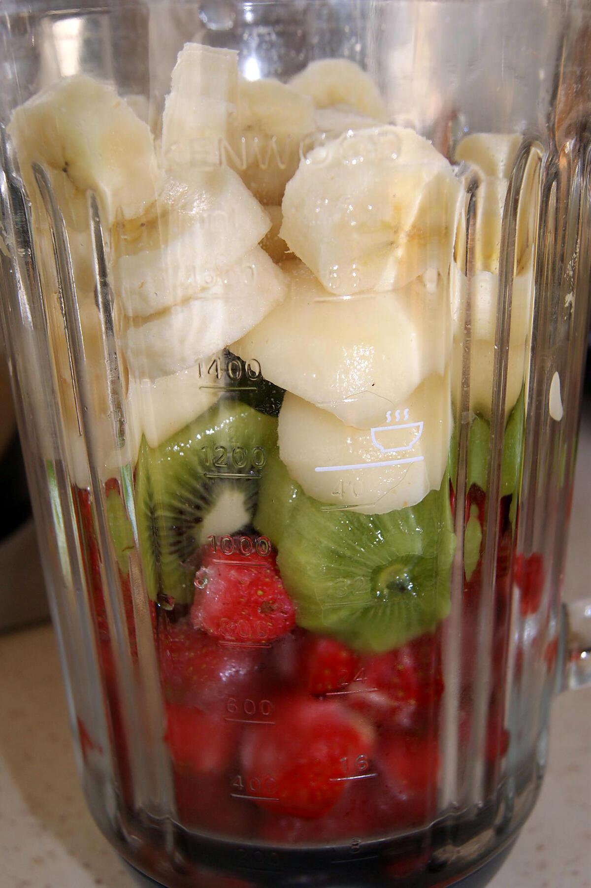 recette Smoothie Bananes.poires.fraises, kiwis (et déco table anniversaire et pliage de serviette)