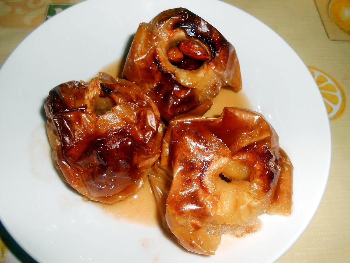 recette POMMES AU FOUR FARCIES AUX AMANDES ET NOISETTES AU MIEL