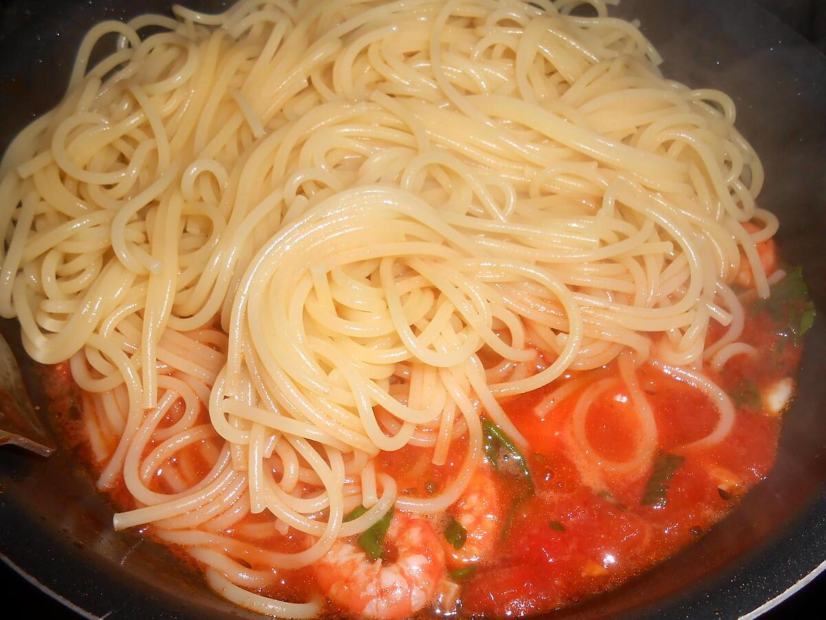 recette SPAGHETTI AUX CREVETTES ROSES AIL ET PEPERONCINO