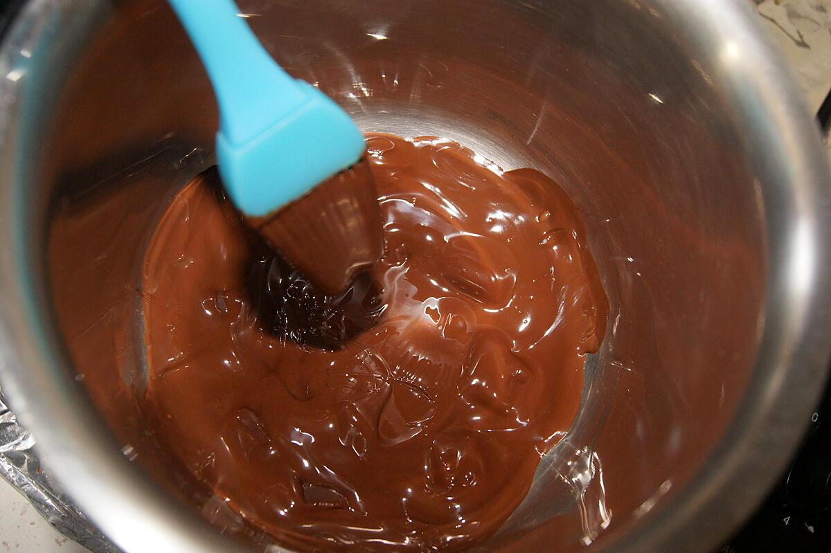 recette Dôme au chocolat noir et son duo de fruits au caramel beurre salé