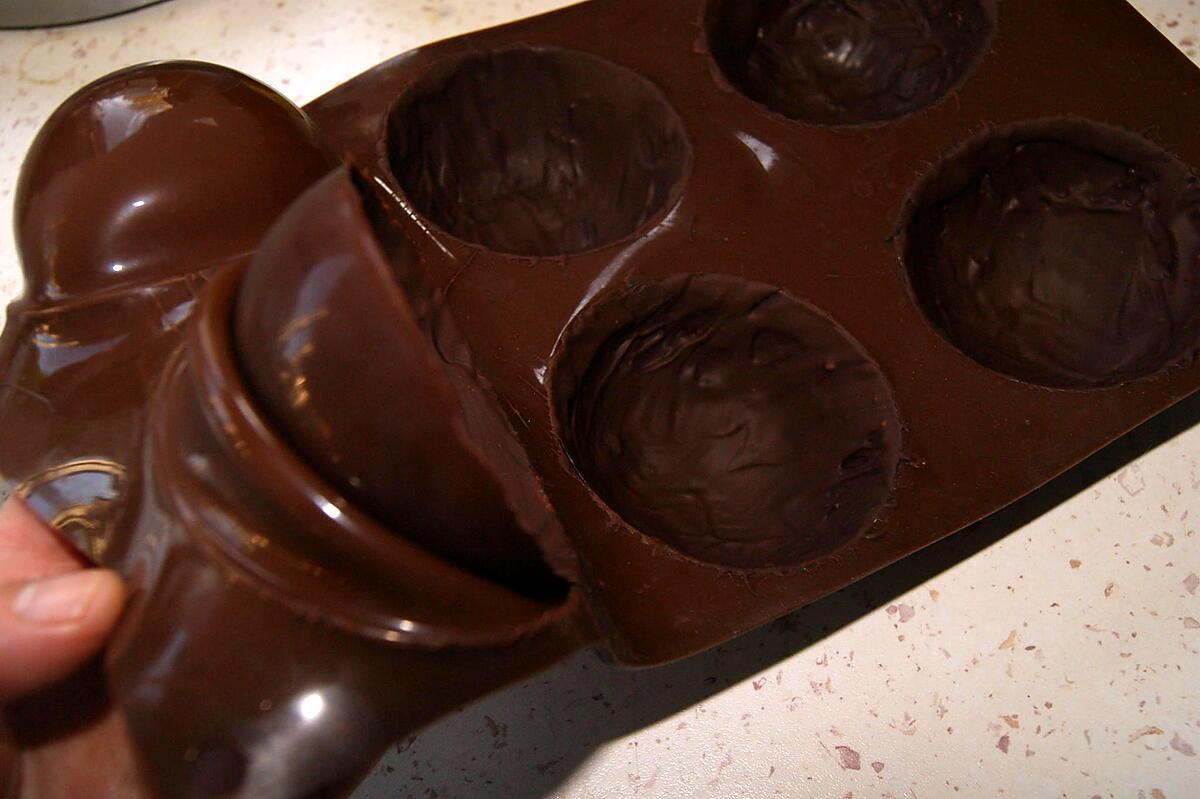 recette Dôme au chocolat noir et son duo de fruits au caramel beurre salé