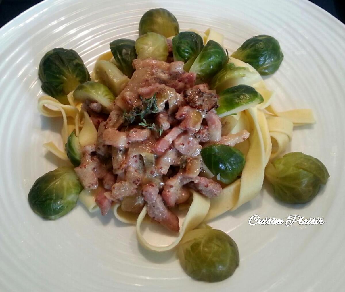 recette Tagliatelles aux choux de Bruxelles, lardons et sauce moutardée