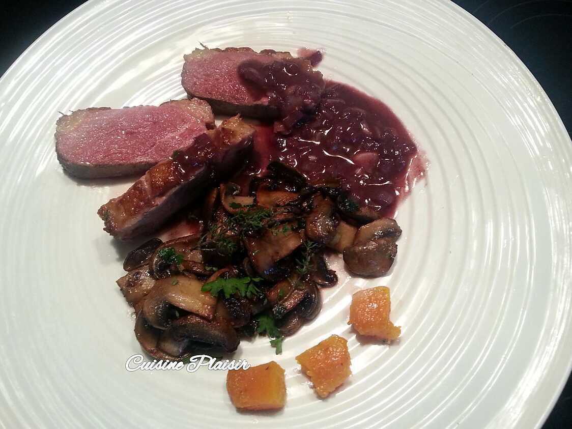 Recette de Magret de canard rôti, sauce vin rouge et échalotes