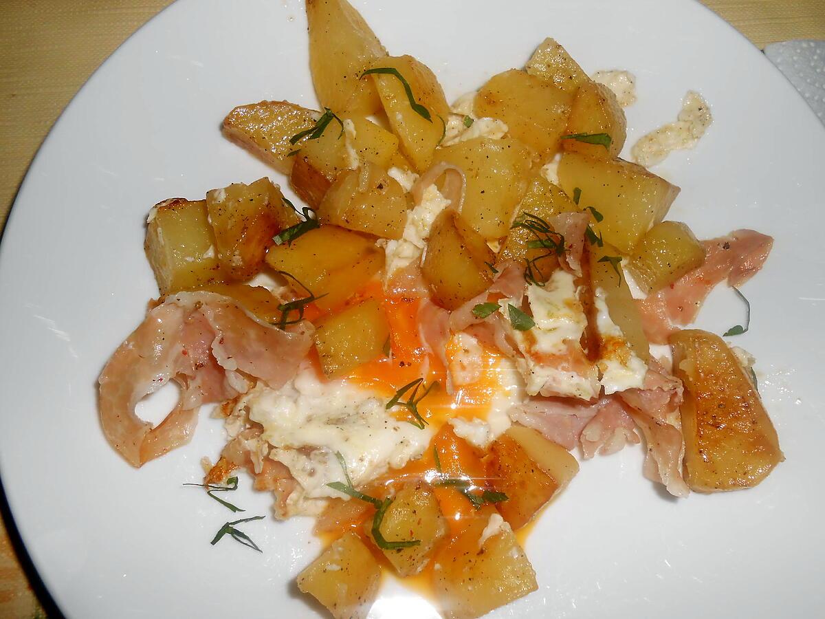 recette POELEE DE POMMES DE TERRE PANCETTA ET OEUFS