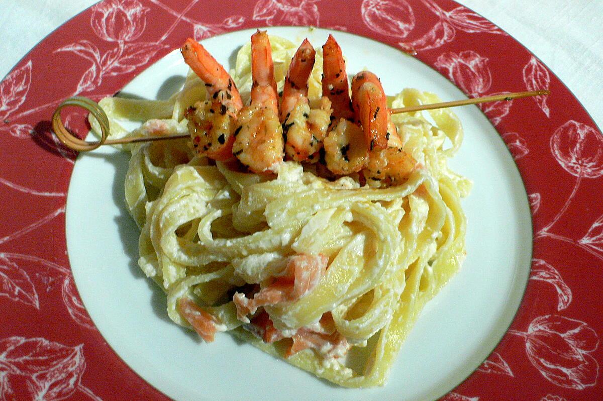 recette Tagliatelles au saumon fumé décorées de brochettes de crevettes