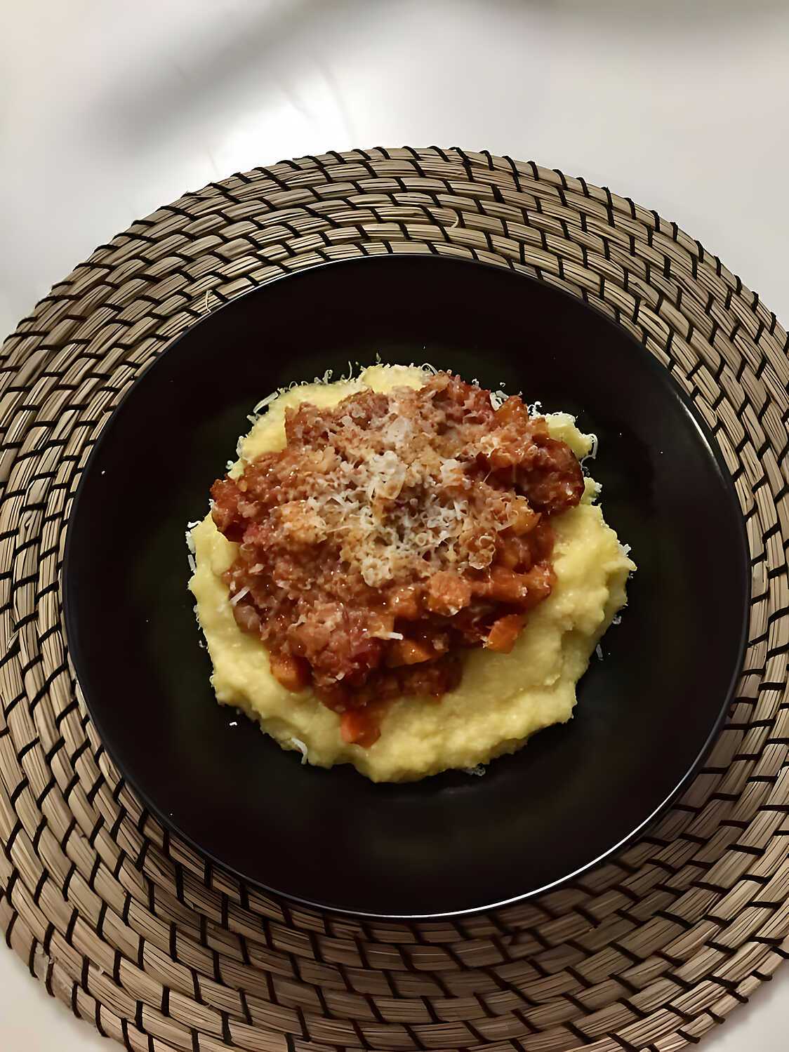Recette de POLENTA & SA SAUCE À LA VIANDE