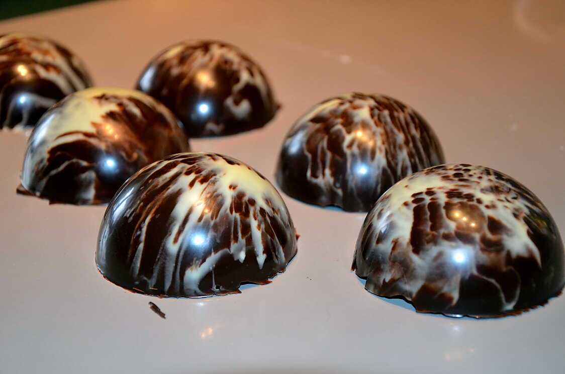 Comment Faire Des Coques En Chocolat Sans Moule Recette de COQUES BICOLORES EN DEUX CHOCOLATS