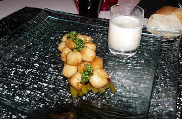 Recette de Noix de St-Jacques sur lit d'asperges confites et sa crème d