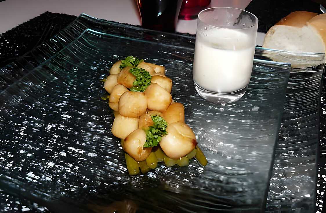 Recette de Noix de St-Jacques sur lit d'asperges confites et sa crème d
